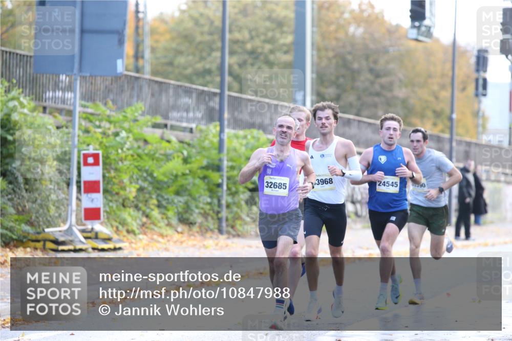 25.10.2026 - hella hamburg halbmarathon Jannik Wohlers http://msf.ph/oto/10847988 25.10.2026 10:13:20 Lombardsbrücke 11070, 24545, 32685, 33968, 33657 meine-sportfotos.de