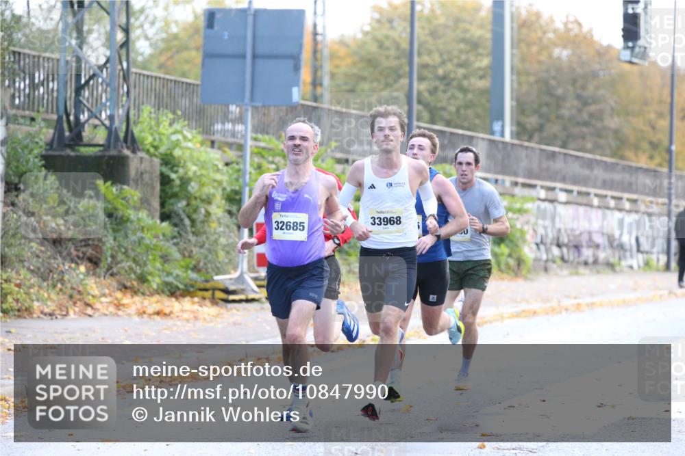 25.10.2026 - hella hamburg halbmarathon Jannik Wohlers http://msf.ph/oto/10847990 25.10.2026 10:13:21 Lombardsbrücke 11070, 33968, 33657, 24545, 32685, 35590 meine-sportfotos.de
