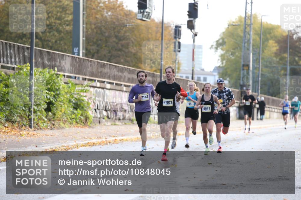 25.10.2026 - hella hamburg halbmarathon Jannik Wohlers http://msf.ph/oto/10848045 25.10.2026 10:14:04 Lombardsbrücke 11496, 30513, 43, 51, 42 meine-sportfotos.de