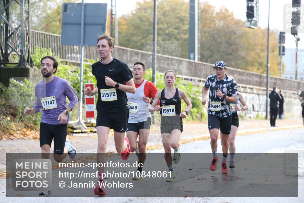 25.10.2026 - hella hamburg halbmarathon Jannik Wohlers http://msf.ph/oto/10848061 25.10.2026 10:14:07 Lombardsbrücke 42, 31572, 19518, 17147, 13655, 34844, 44 meine-sportfotos.de