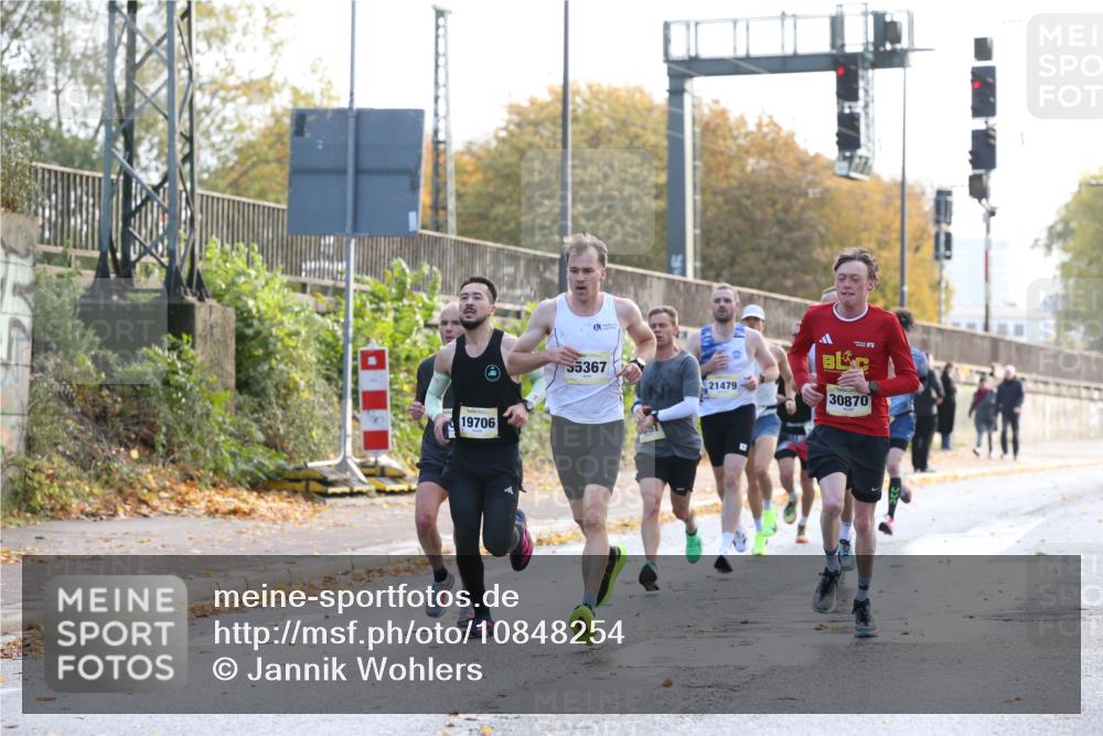 25.10.2026 - hella hamburg halbmarathon Jannik Wohlers http://msf.ph/oto/10848254 25.10.2026 10:15:35 Lombardsbrücke 32679, 35367, 19706, 20045, 2997, 30870 meine-sportfotos.de