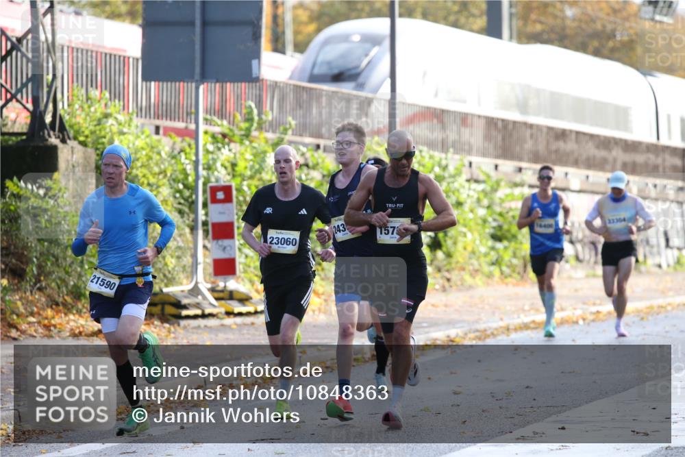 25.10.2026 - hella hamburg halbmarathon Jannik Wohlers http://msf.ph/oto/10848363 25.10.2026 10:16:15 Lombardsbrücke 10912, 11167, 15794, 24382, 23060, 21590 meine-sportfotos.de