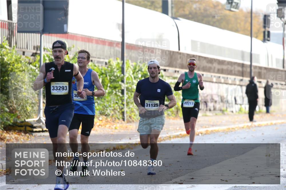 25.10.2026 - hella hamburg halbmarathon Jannik Wohlers http://msf.ph/oto/10848380 25.10.2026 10:16:20 Lombardsbrücke 15794, 24382, 23060, 21590, 34812, 33304, 16400, 33293, 31125, 30492 meine-sportfotos.de