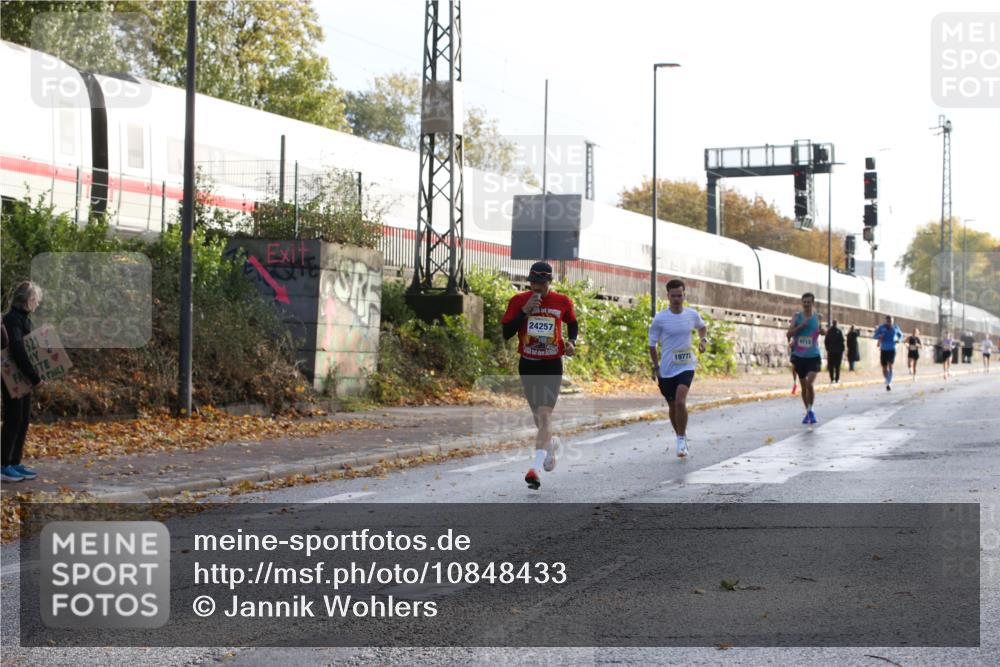 25.10.2026 - hella hamburg halbmarathon Jannik Wohlers http://msf.ph/oto/10848433 25.10.2026 10:16:37 Lombardsbrücke 19773 meine-sportfotos.de