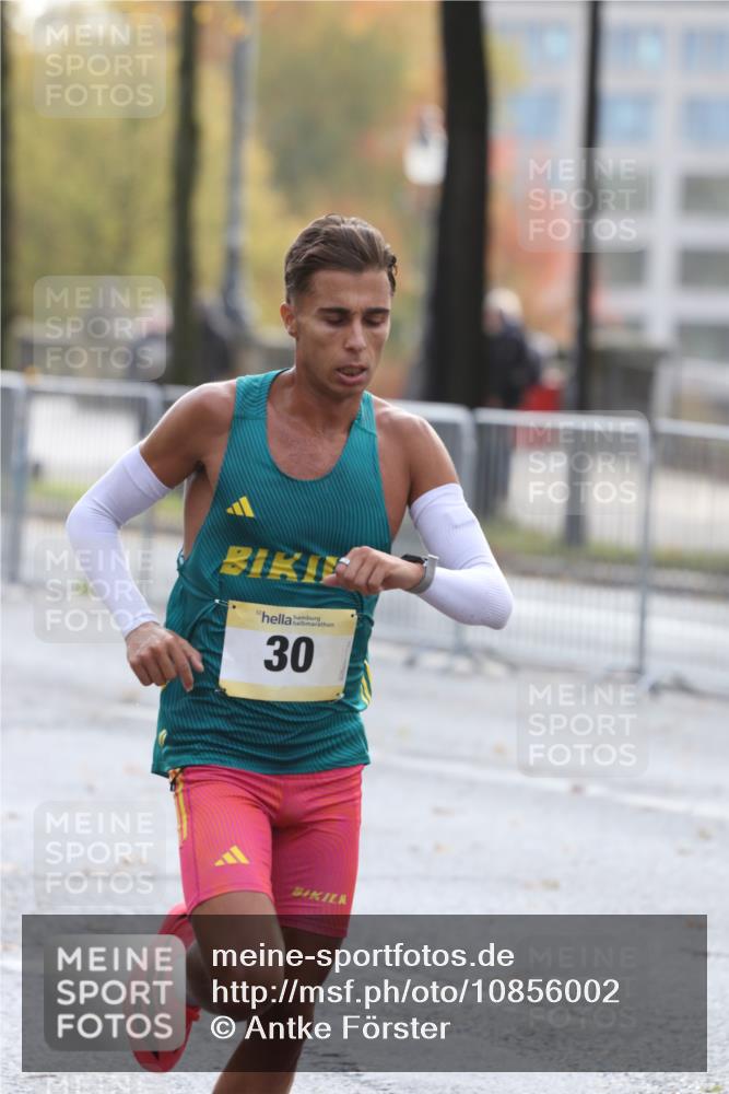 25.10.2026 - hella hamburg halbmarathon Antke Förster http://msf.ph/oto/10856002 25.10.2026 10:08:09 Lombardsbrücke 30 meine-sportfotos.de