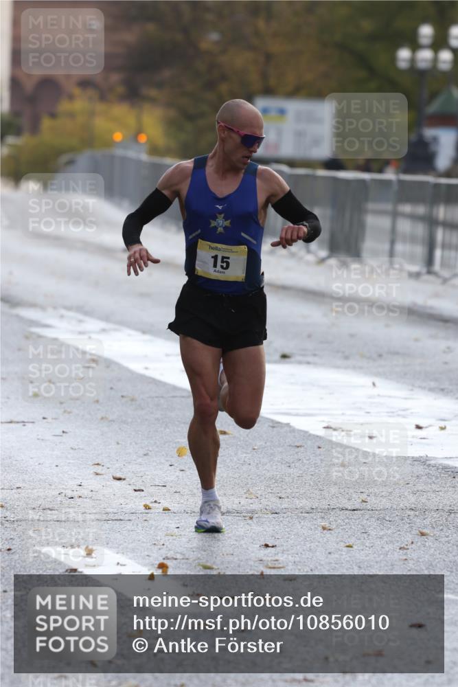 25.10.2026 - hella hamburg halbmarathon Antke Förster http://msf.ph/oto/10856010 25.10.2026 10:08:17 Lombardsbrücke 15 meine-sportfotos.de