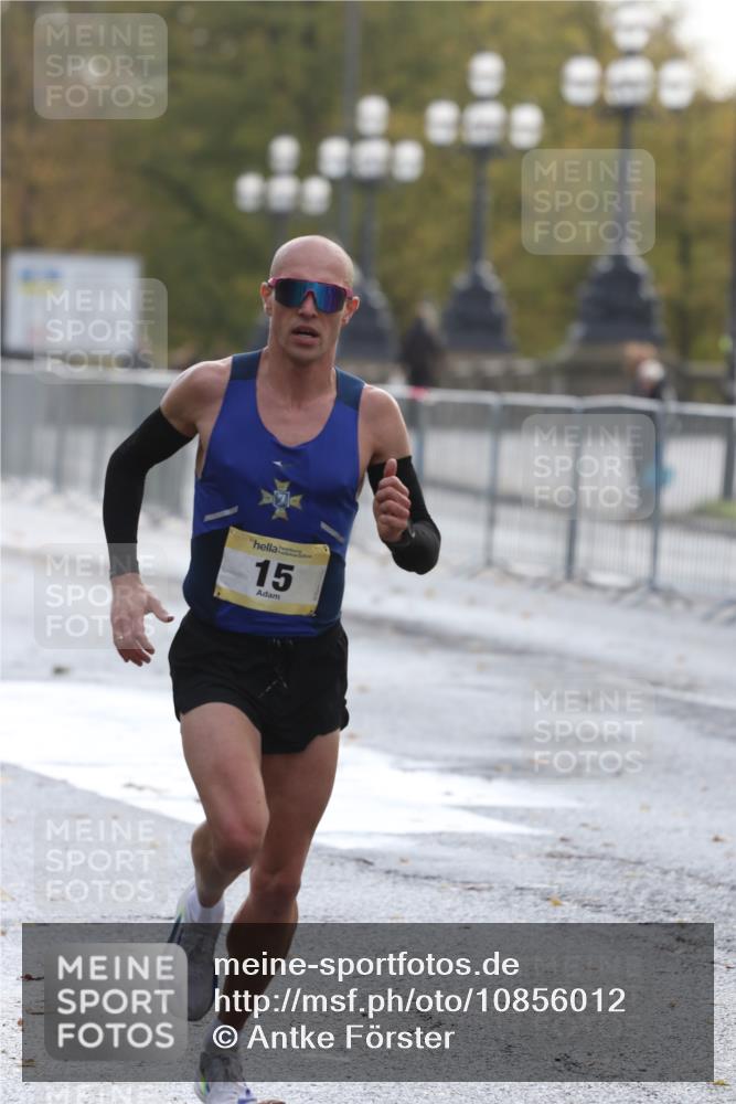 25.10.2026 - hella hamburg halbmarathon Antke Förster http://msf.ph/oto/10856012 25.10.2026 10:08:18 Lombardsbrücke 15 meine-sportfotos.de