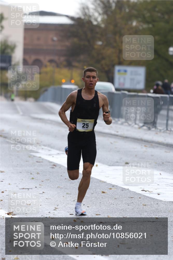 25.10.2026 - hella hamburg halbmarathon Antke Förster http://msf.ph/oto/10856021 25.10.2026 10:09:08 Lombardsbrücke 25 meine-sportfotos.de