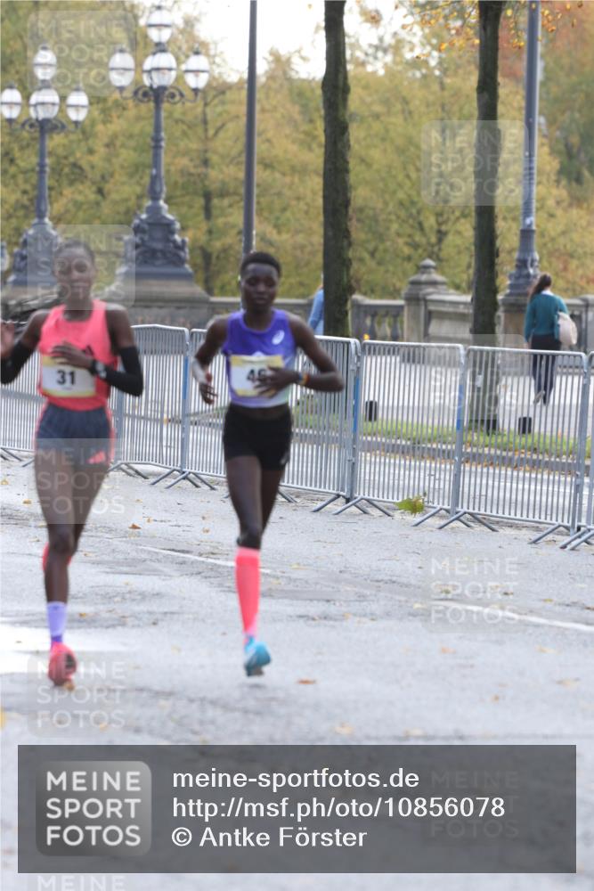 25.10.2026 - hella hamburg halbmarathon Antke Förster http://msf.ph/oto/10856078 25.10.2026 10:10:54 Lombardsbrücke 20, 23, 16804, 6187, 31, 46, 35778, 34751, 34074 meine-sportfotos.de