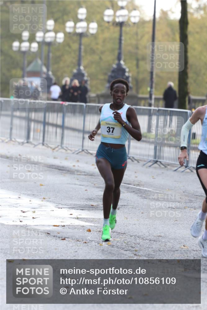 25.10.2026 - hella hamburg halbmarathon Antke Förster http://msf.ph/oto/10856109 25.10.2026 10:11:12 Lombardsbrücke 55, 52, 37 meine-sportfotos.de