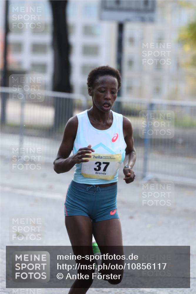 25.10.2026 - hella hamburg halbmarathon Antke Förster http://msf.ph/oto/10856117 25.10.2026 10:11:15 Lombardsbrücke 55, 52, 37 meine-sportfotos.de