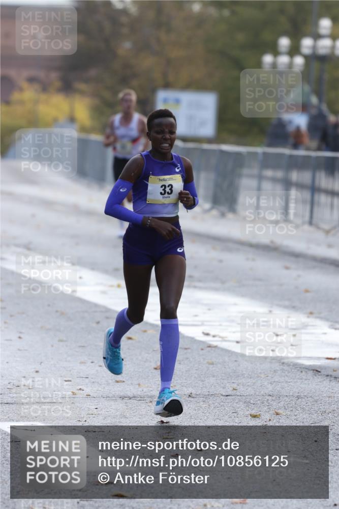 25.10.2026 - hella hamburg halbmarathon Antke Förster http://msf.ph/oto/10856125 25.10.2026 10:11:30 Lombardsbrücke 33 meine-sportfotos.de