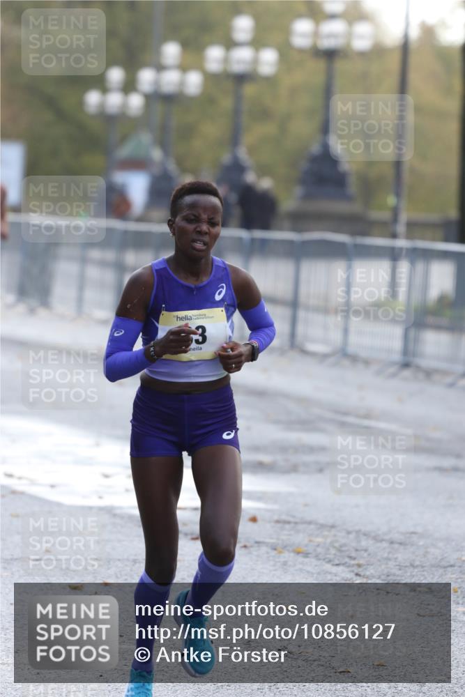 25.10.2026 - hella hamburg halbmarathon Antke Förster http://msf.ph/oto/10856127 25.10.2026 10:11:31 Lombardsbrücke 33 meine-sportfotos.de