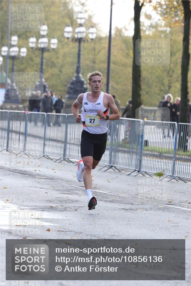 25.10.2026 - hella hamburg halbmarathon Antke Förster http://msf.ph/oto/10856136 25.10.2026 10:11:34 Lombardsbrücke 27 meine-sportfotos.de