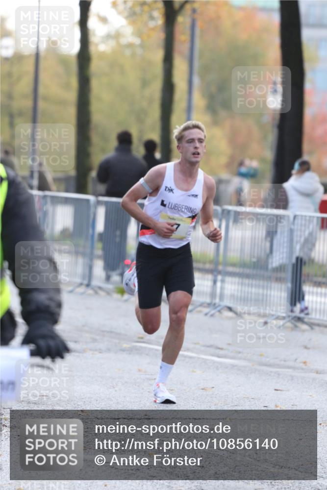 25.10.2026 - hella hamburg halbmarathon Antke Förster http://msf.ph/oto/10856140 25.10.2026 10:11:35 Lombardsbrücke 27 meine-sportfotos.de