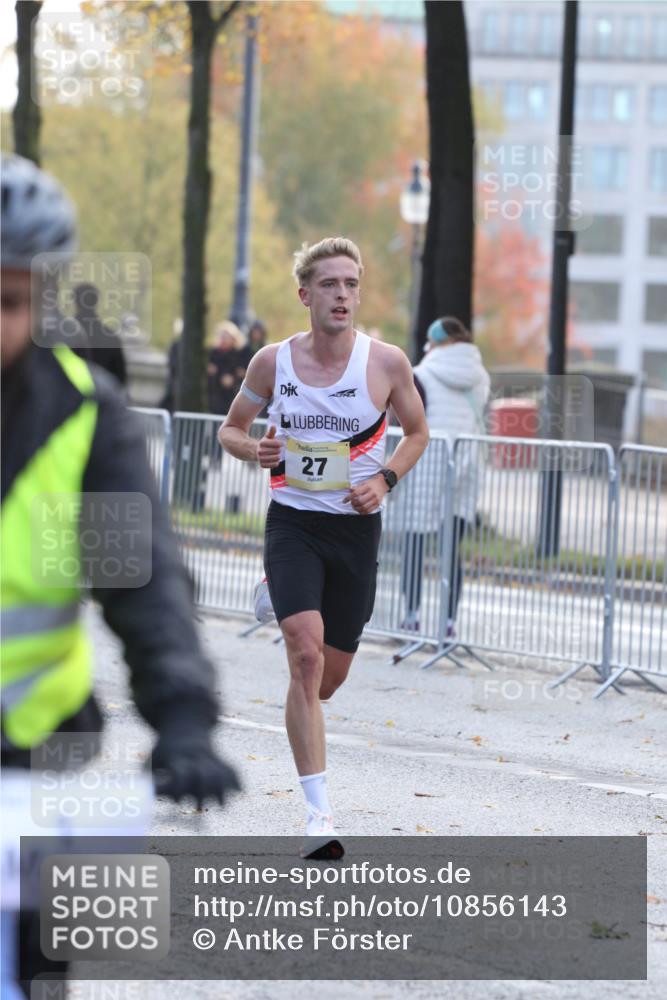 25.10.2026 - hella hamburg halbmarathon Antke Förster http://msf.ph/oto/10856143 25.10.2026 10:11:36 Lombardsbrücke 27 meine-sportfotos.de