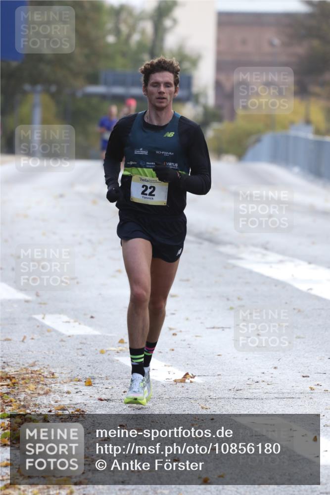 25.10.2026 - hella hamburg halbmarathon Antke Förster http://msf.ph/oto/10856180 25.10.2026 10:12:25 Lombardsbrücke 22 meine-sportfotos.de
