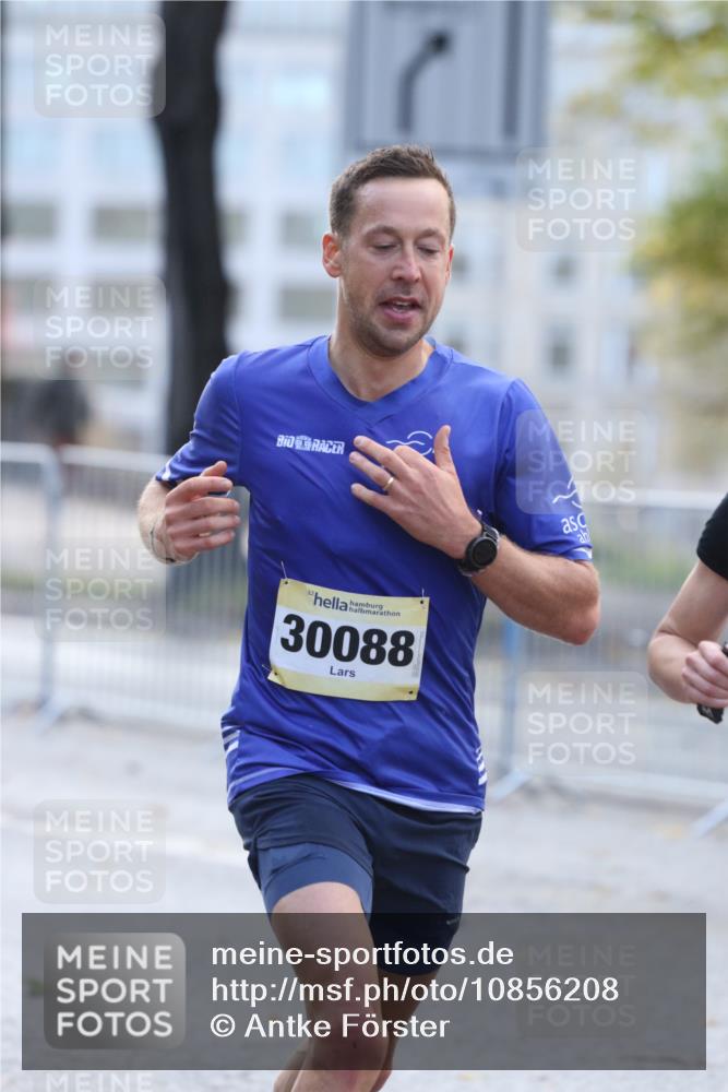 25.10.2026 - hella hamburg halbmarathon Antke Förster http://msf.ph/oto/10856208 25.10.2026 10:12:43 Lombardsbrücke 26, 30088, 41 meine-sportfotos.de
