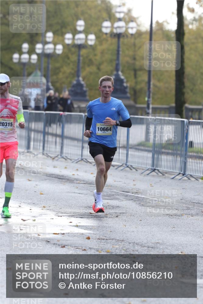 25.10.2026 - hella hamburg halbmarathon Antke Förster http://msf.ph/oto/10856210 25.10.2026 10:13:09 Lombardsbrücke 20315, 10664, 9319 meine-sportfotos.de
