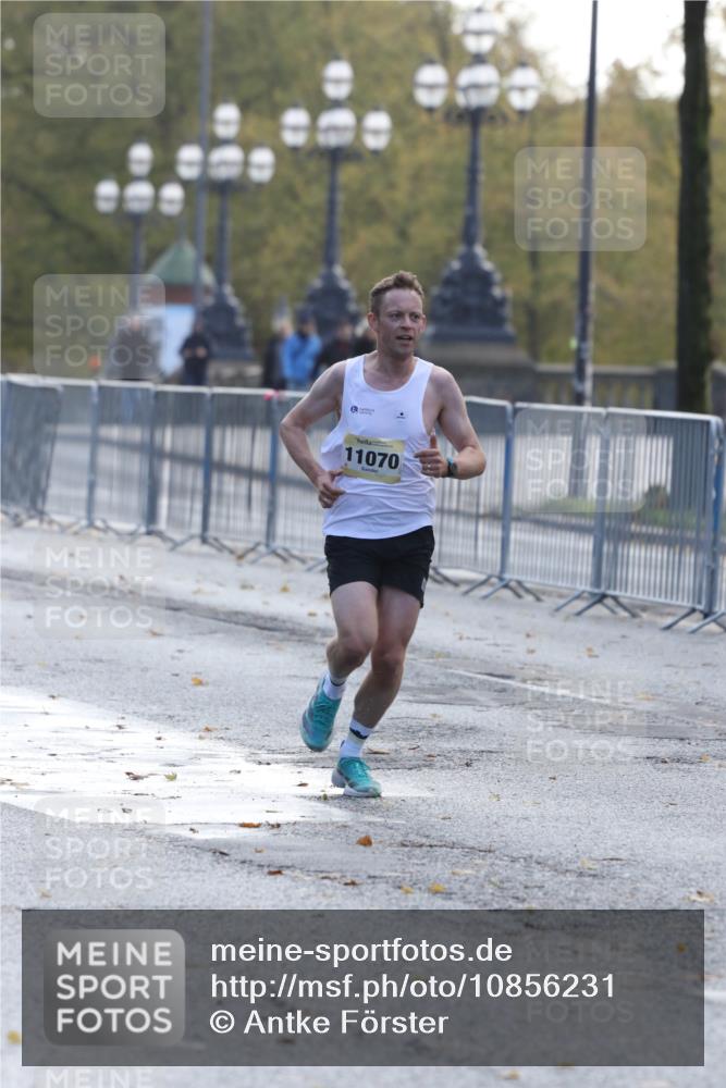 25.10.2026 - hella hamburg halbmarathon Antke Förster http://msf.ph/oto/10856231 25.10.2026 10:13:16 Lombardsbrücke 11070 meine-sportfotos.de