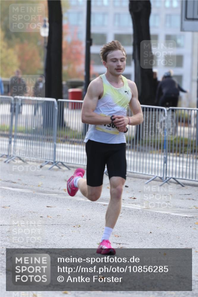 25.10.2026 - hella hamburg halbmarathon Antke Förster http://msf.ph/oto/10856285 25.10.2026 10:13:47 Lombardsbrücke 31360 meine-sportfotos.de