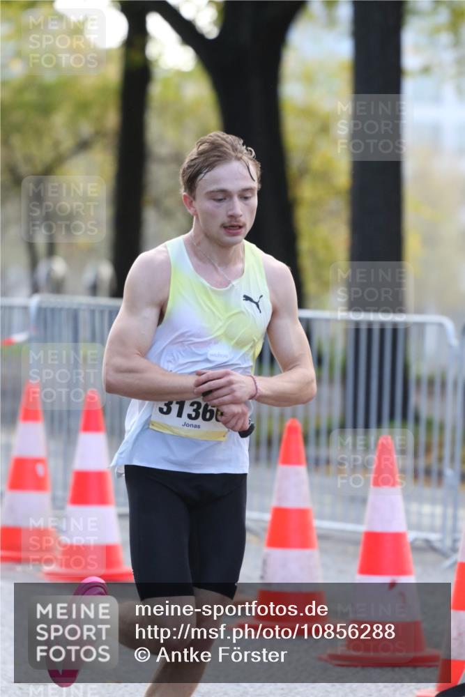 25.10.2026 - hella hamburg halbmarathon Antke Förster http://msf.ph/oto/10856288 25.10.2026 10:13:48 Lombardsbrücke 31360 meine-sportfotos.de