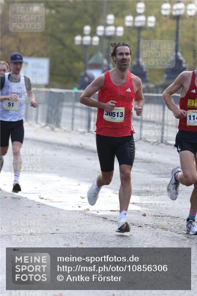 25.10.2026 - hella hamburg halbmarathon Antke Förster http://msf.ph/oto/10856306 25.10.2026 10:14:00 Lombardsbrücke 11496, 30513, 43, 51, 42 meine-sportfotos.de