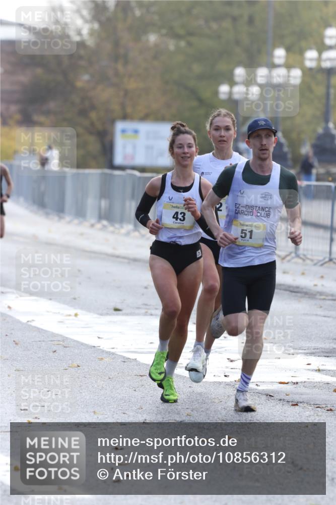 25.10.2026 - hella hamburg halbmarathon Antke Förster http://msf.ph/oto/10856312 25.10.2026 10:14:01 Lombardsbrücke 11496, 30513, 43, 51, 42 meine-sportfotos.de
