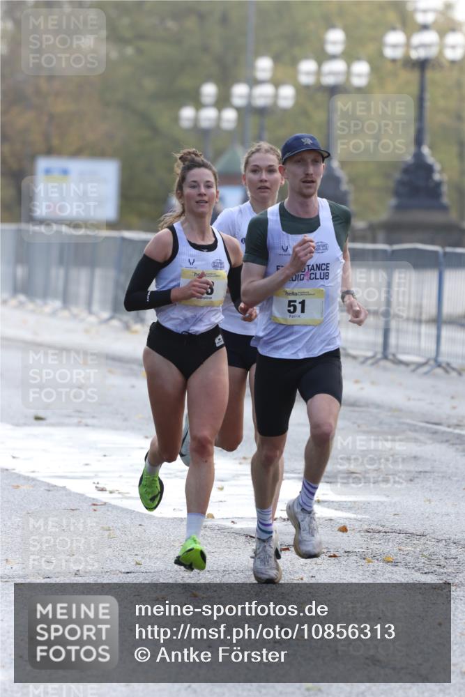 25.10.2026 - hella hamburg halbmarathon Antke Förster http://msf.ph/oto/10856313 25.10.2026 10:14:02 Lombardsbrücke 11496, 30513, 43, 51, 42 meine-sportfotos.de
