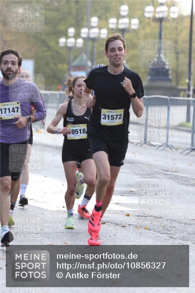 25.10.2026 - hella hamburg halbmarathon Antke Förster http://msf.ph/oto/10856327 25.10.2026 10:14:07 Lombardsbrücke 31572, 17147, 19518, 13655, 34844, 44 meine-sportfotos.de