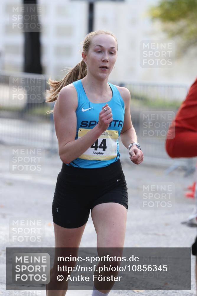 25.10.2026 - hella hamburg halbmarathon Antke Förster http://msf.ph/oto/10856345 25.10.2026 10:14:11 Lombardsbrücke 17147, 19518, 13655, 34844, 44, 23197 meine-sportfotos.de