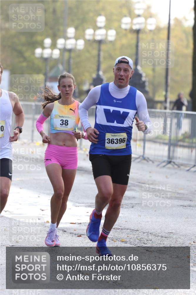 25.10.2026 - hella hamburg halbmarathon Antke Förster http://msf.ph/oto/10856375 25.10.2026 10:14:23 Lombardsbrücke 34723, 35120, 36396, 38 meine-sportfotos.de
