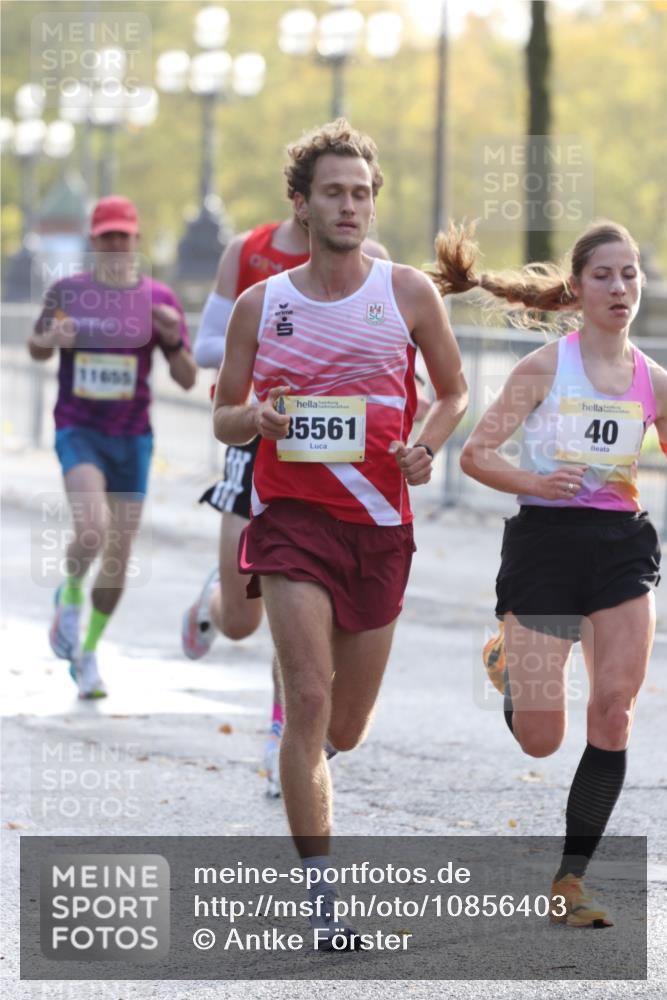 25.10.2026 - hella hamburg halbmarathon Antke Förster http://msf.ph/oto/10856403 25.10.2026 10:14:34 Lombardsbrücke 34396, 33716, 35561, 40, 30965, 11655, 16361, 35048 meine-sportfotos.de