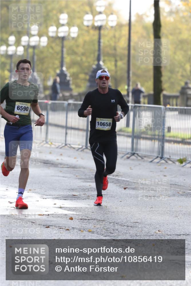 25.10.2026 - hella hamburg halbmarathon Antke Förster http://msf.ph/oto/10856419 25.10.2026 10:14:44 Lombardsbrücke 10658, 6590, 7441 meine-sportfotos.de