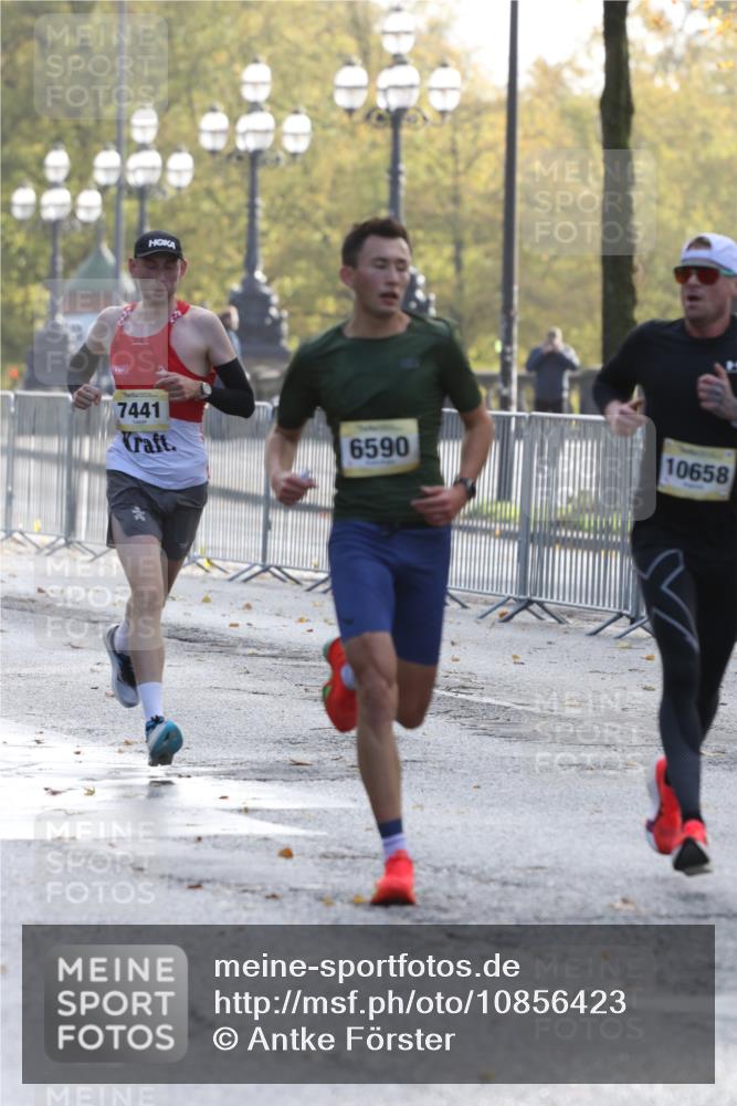 25.10.2026 - hella hamburg halbmarathon Antke Förster http://msf.ph/oto/10856423 25.10.2026 10:14:45 Lombardsbrücke 10658, 6590, 7441 meine-sportfotos.de