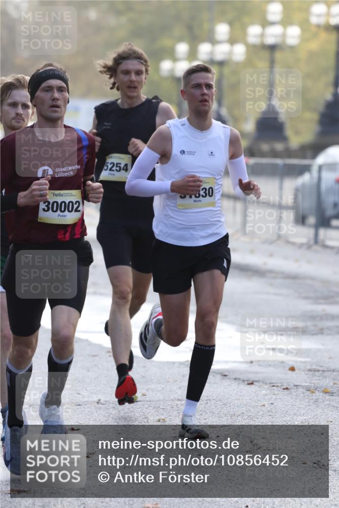 25.10.2026 - hella hamburg halbmarathon Antke Förster http://msf.ph/oto/10856452 25.10.2026 10:15:01 Lombardsbrücke 30002, 31330, 35254, 9804 meine-sportfotos.de