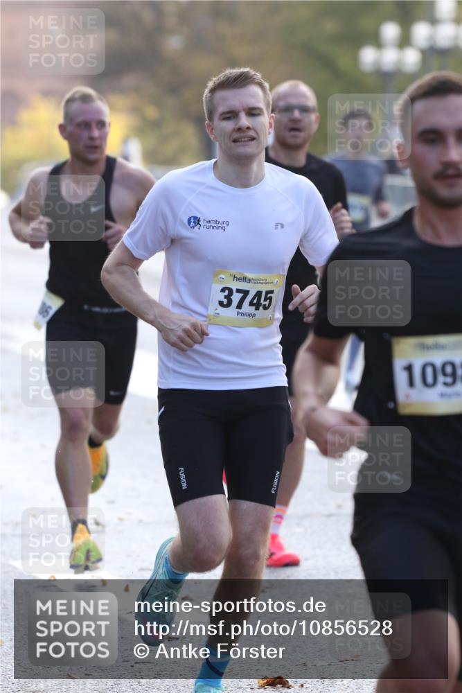 25.10.2026 - hella hamburg halbmarathon Antke Förster http://msf.ph/oto/10856528 25.10.2026 10:15:28 Lombardsbrücke 10985, 10760, 3745, 21386, 32091, 18941, 32679 meine-sportfotos.de