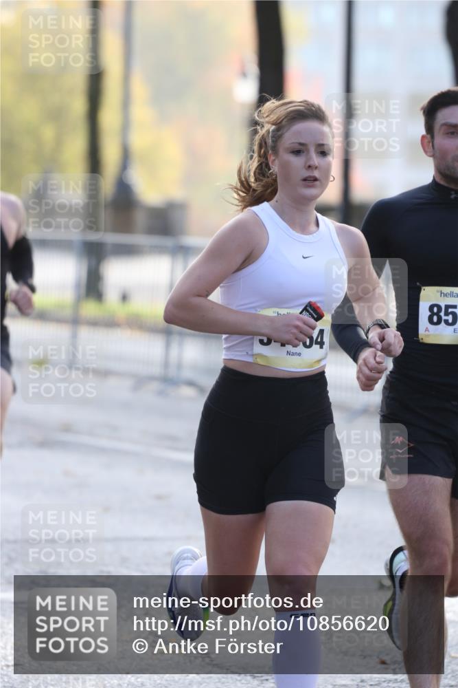 25.10.2026 - hella hamburg halbmarathon Antke Förster http://msf.ph/oto/10856620 25.10.2026 10:15:56 Lombardsbrücke 34164, 8584, 36463, 31336 meine-sportfotos.de