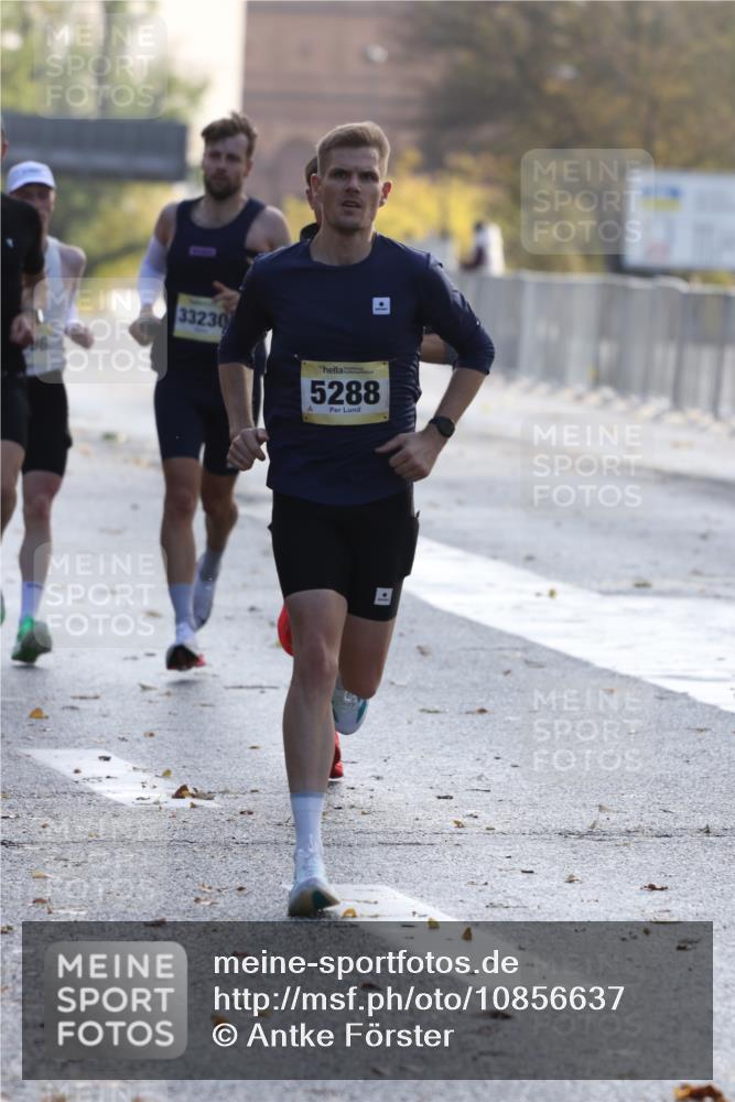 25.10.2026 - hella hamburg halbmarathon Antke Förster http://msf.ph/oto/10856637 25.10.2026 10:16:08 Lombardsbrücke 5288, 35023, 9582, 24696, 31468, 33230, 10912 meine-sportfotos.de