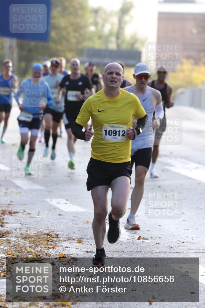 25.10.2026 - hella hamburg halbmarathon Antke Förster http://msf.ph/oto/10856656 25.10.2026 10:16:13 Lombardsbrücke 24696, 31468, 33230, 10912, 11167, 15794, 21590, 24382, 23060 meine-sportfotos.de