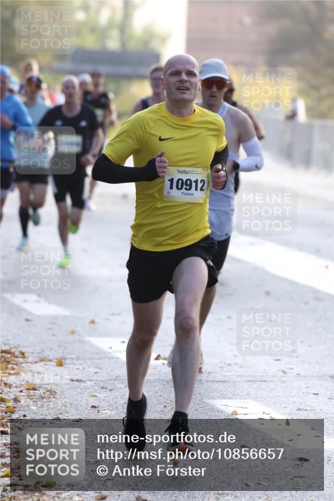 25.10.2026 - hella hamburg halbmarathon Antke Förster http://msf.ph/oto/10856657 25.10.2026 10:16:13 Lombardsbrücke 24696, 33230, 31468, 10912, 11167, 15794, 21590, 23060, 24382 meine-sportfotos.de