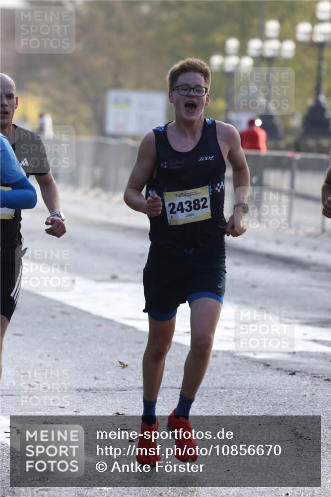 25.10.2026 - hella hamburg halbmarathon Antke Förster http://msf.ph/oto/10856670 25.10.2026 10:16:18 Lombardsbrücke 21590, 15794, 24382, 23060, 34812, 16400, 33304, 33293, 31125, 30492 meine-sportfotos.de