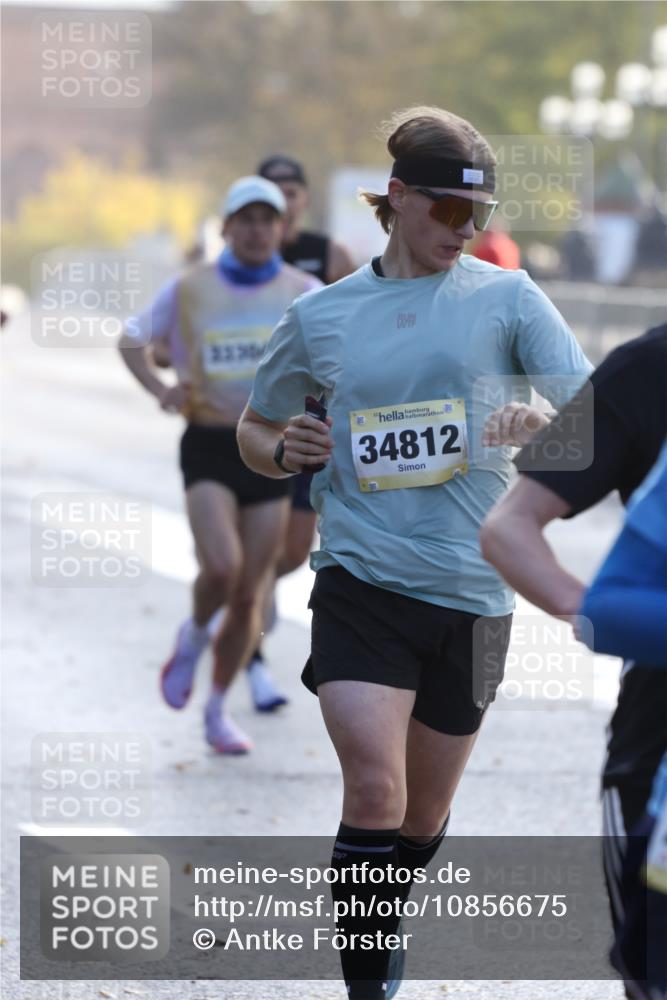 25.10.2026 - hella hamburg halbmarathon Antke Förster http://msf.ph/oto/10856675 25.10.2026 10:16:20 Lombardsbrücke 21590, 15794, 23060, 24382, 34812, 16400, 33304, 33293, 30492, 31125, 22217 meine-sportfotos.de