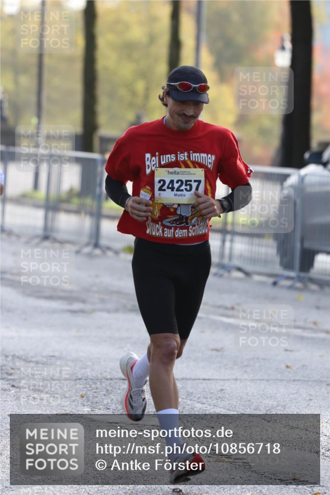 25.10.2026 - hella hamburg halbmarathon Antke Förster http://msf.ph/oto/10856718 25.10.2026 10:16:39 Lombardsbrücke 19773, 9713 meine-sportfotos.de