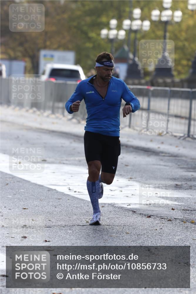 25.10.2026 - hella hamburg halbmarathon Antke Förster http://msf.ph/oto/10856733 25.10.2026 10:16:45 Lombardsbrücke 36425, 3452, 35675 meine-sportfotos.de
