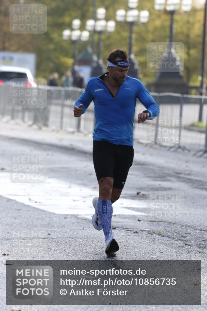 25.10.2026 - hella hamburg halbmarathon Antke Förster http://msf.ph/oto/10856735 25.10.2026 10:16:46 Lombardsbrücke 36425, 3452, 35675 meine-sportfotos.de