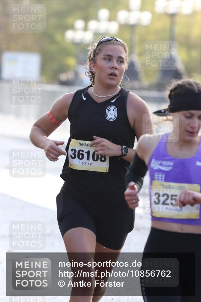 25.10.2026 - hella hamburg halbmarathon Antke Förster http://msf.ph/oto/10856762 25.10.2026 10:16:53 Lombardsbrücke 36108, 32551, 1079, 19917 meine-sportfotos.de