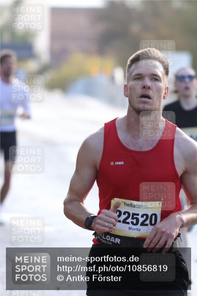 25.10.2026 - hella hamburg halbmarathon Antke Förster http://msf.ph/oto/10856819 25.10.2026 10:17:16 Lombardsbrücke 22520, 30016, 30014, 13755, 2154, 2321, 23702, 35458, 35301, 35096 meine-sportfotos.de