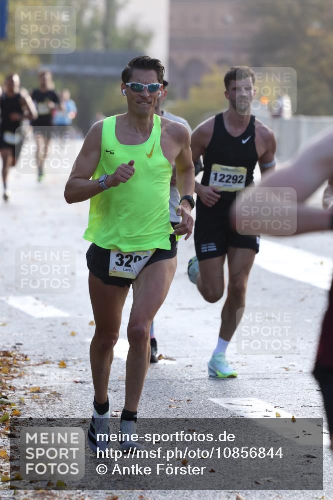 25.10.2026 - hella hamburg halbmarathon Antke Förster http://msf.ph/oto/10856844 25.10.2026 10:17:23 Lombardsbrücke 35096, 35301, 32845, 3296, 35439, 12292, 34853 meine-sportfotos.de