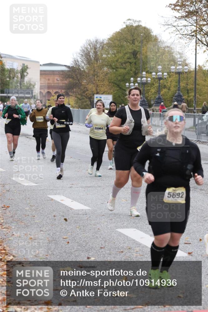 25.10.2026 - hella hamburg halbmarathon Antke Förster http://msf.ph/oto/10914936 25.10.2026 12:27:44 Lombardsbrücke 5692, 19151, 13345, 17241, 20964 meine-sportfotos.de